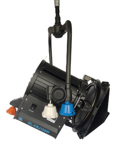 GENERALINK 100W LEDフレスネルビデオライト 高CRI ポール操作のヨークを持つウルフスタンフレスネルライト サプライヤー