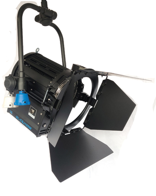 GENERALINK 100W LEDフレスネルビデオライト 高CRI ポール操作のヨークを持つウルフスタンフレスネルライト サプライヤー